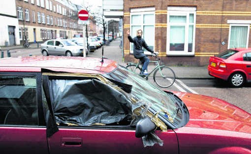 Gevandaliseerde auto, fuck you-gebaar: de jeugddelinquentie woekert in de Haagse wijk Transvaal. Beekman/hh