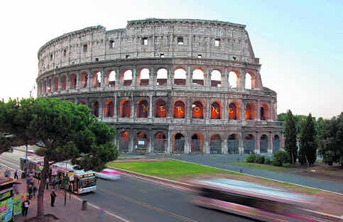 Moody's twijfelt eraan of Italië (foto: het Colosseum in Rome) zijn besparingsplannen zal kunnen realiseren.Victor Sokolowicz/bloomberg