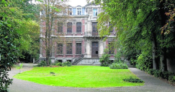 De gouverneurswoning is voorlopig beschermd. De nieuwe eigenaar mag alleen verbouwen met respect voor het interieur. Koen Fasseur