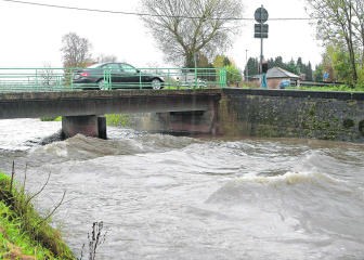 De Zenne is momenteel op sommige plaatsen een sterk kolkende rivier.kms