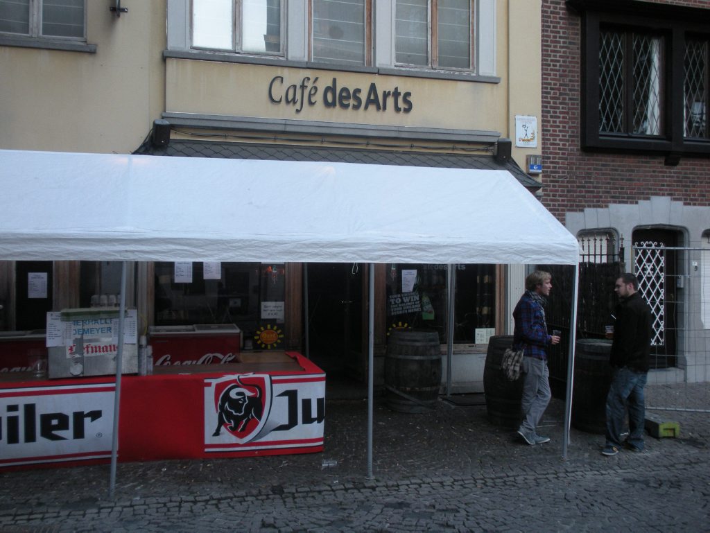 Kussende studente kritiek na val in kelder van caf Kortrijk