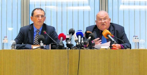 Mariani (l.) en Dehaene trotseren de media op een persconferentie in Brussel.blg
