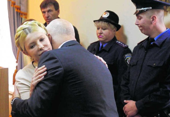 Voor ze vanuit de rechtbank naar haar cel moet, omhelst Joelia Timosjenko haar man Oleksander. Ze tekent beroep aan tegen het vonnis.reuters