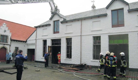 De brand ontstond in het atelier links. De rook verspreidde zich in twee zalen van de heemkring Belledaal onder het dak. rds