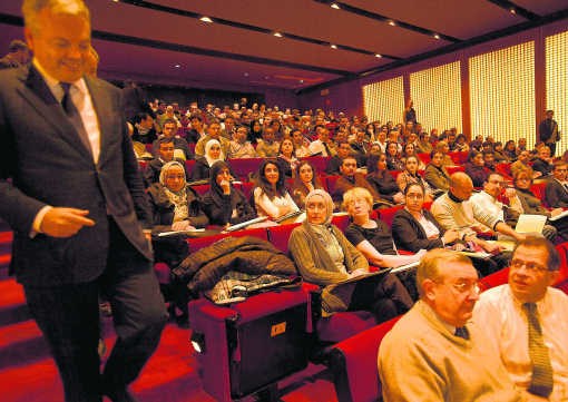 Reynders voor een bomvolle aula: 'Ik denk dat iedereen hierbij kan winnen.'Ivan Put