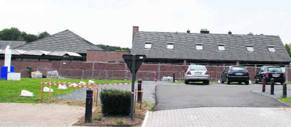 Op de site van de ingestorte kerk bevindt zich nu een parkeerterrein. rgg
