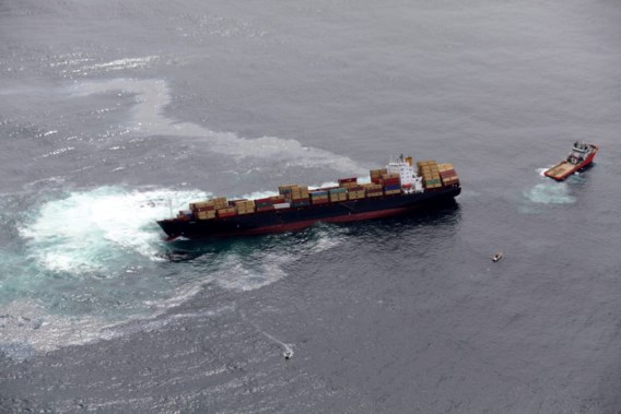 Vastgelopen containerschip Rena wordt leeggepompt