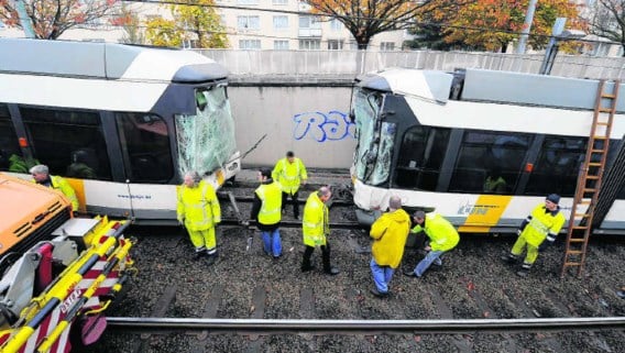De tweede tram reed hard in op zijn voorganger. Dirk Waem/Belga