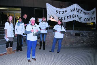 Een twintigtal patiënten voerde actie voor het CM-kantoor.phh