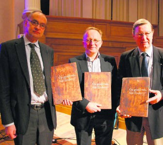 Rombout Nijssen (l.), Luc Renson en Clem Verheyden van Abdij, Stad en Regio: voor elk van de 46 dorpen waar de abdij bezittingen had, werd een kaart met de hand en in kleur getekend. els