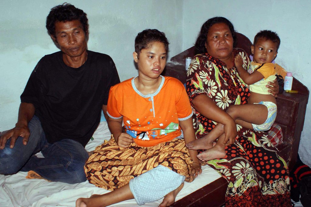 После семи лет. Семья в Индонезии. Мари Харрис рохаяхти Индонезия семья. Мариджан фамилия индонезийский. В Индонезии старые родители живут вместе с детьми.