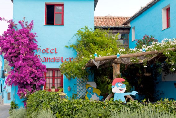 Spaans dorpje voor altijd Smurfenblauw
