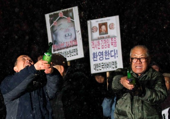 FOTOSPECIAL. Champagne in Zuid-Korea tijdens begrafenis Kim Jong-Il