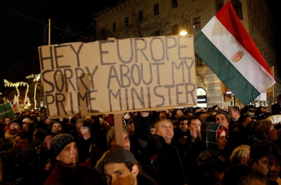 Tienduizenden Hongaren demonstreren tegen nieuwe grondwet