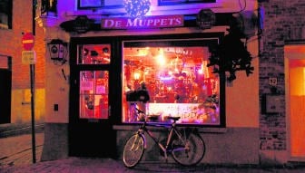 In de Langestraat in Brugge wordt in verscheidene cafés gerookt. 'Rustig en gezellig', klinkt het. Simon Mouton