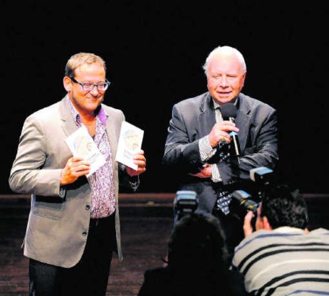 Tom Lanoye en Mark Eyskens stellen het boekenweekgeschenk voor.Novum/Rein Van Zanen