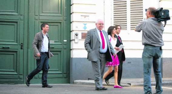 Wim De Troy (2de van r.) en Peggy Coppens voor zij van elkaar gescheiden werden, bij de huiszoeking in het Aartsbischoppelijk Paleis van Mechelen (archieffoto, 24 juni 2010). photo news