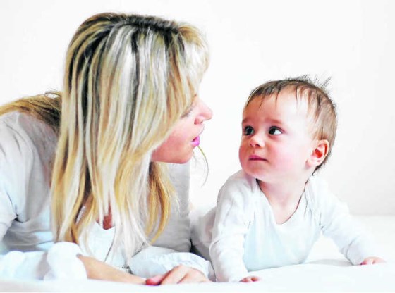Op zes maanden zijn babyhersenen voor het eerst in staat hun aandacht te beheersen, in plaats van automatisch naar de bron van een geluid te kijken. ss