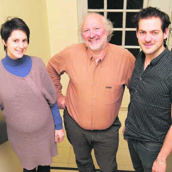 Evy Vancalbergh, artiestiek cordinator, Erik Demoen, directeur Gildhof Tielt, en Lucas De Man stelden het project gisteren in Tielt voor.rdh