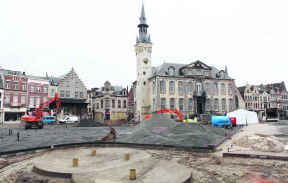 Op de Grote Markt van Lier is men begonnen met de bouw van de fonteinen. lvl