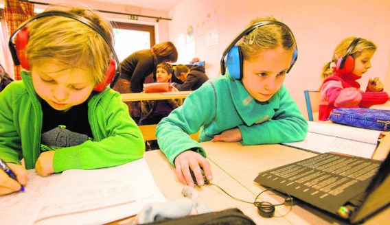 De kinderen mogen tijdens de lessen gebruik maken van hulpmiddelen, zoals een computer en een hoofdtelefoon.Ivan Put