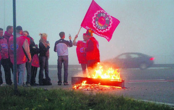 De toegang tot een Brussels toeleveringsbedrijf van Volvo wordt geblokkeerd tijdens de staking tegen het generatiepact in 2005. Hoe groot de stakingsbereidheid vandaag is, is koffiedik kijken.Michiel Hendrynckx
