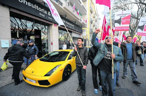 Betogers in Lissabon roepen slogans tegen de verstrenging van de arbeidswetten door de regering-Coelho.afp