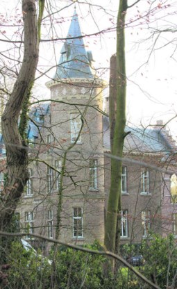 Het 90 hectare grote domein van kasteel Carpentier werd uitgekamd met speurhonden en een helikopter met warmtecamera.Kurt Desplenter/belga