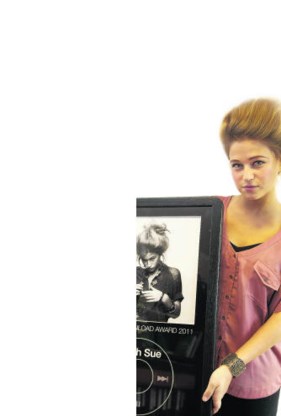 Selah Sue met haar trofee.belga