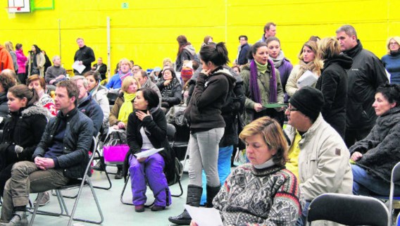 Op stoeltjes en matrassen brachten zo'n honderd ouders de nacht door in de sporthal van het atheneum.dbb