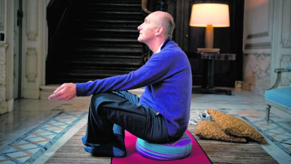 André Denys begint elke dag met een halfuurtje yoga. Joachim Dewilde