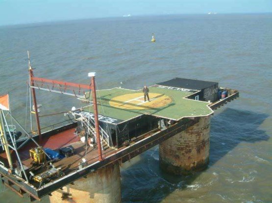 WikiLeaks overweegt zijn servers naar internationale wateren of een micronatie zoals Sealand te verhuizen.