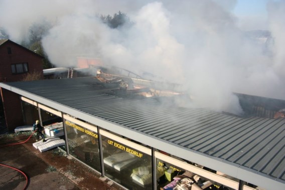 Matrassenbedrijf in Bocholt volledig verwoest door hevige brand
