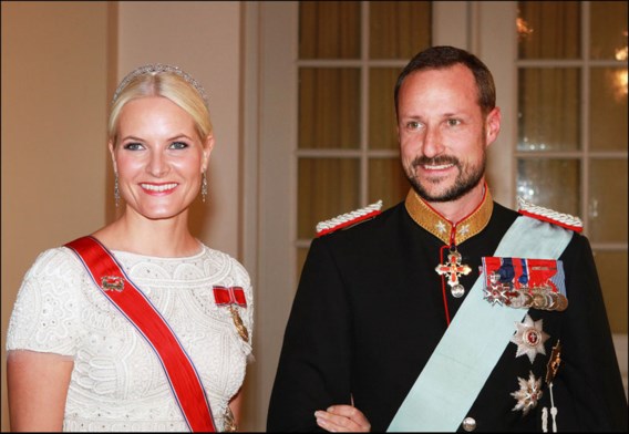 Noors prinsenpaar geëvacueerd uit vliegtuig