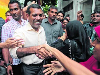 Mohamed Nasheed tussen zijn aanhangers.ap