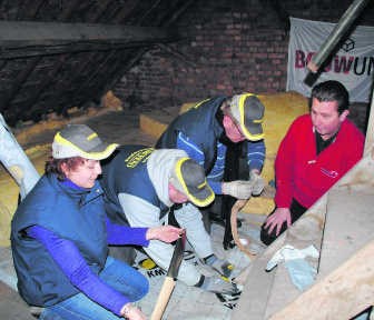 De specialisten van Dakwerkers Bouwunie Limburg geven tips aan de vrijwilligers van de daklozenopvang.rgg