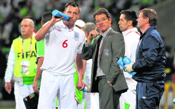Fabio Capello geeft aanvoerder John Terry (met drinkbus) instructies tijdens het WK in Zuid-Afrika.Xu Suhui