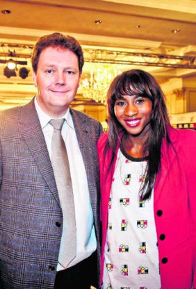 Gedeputeerde Jean-Paul Peuskens met atlete Elodie Ouedraogo. if