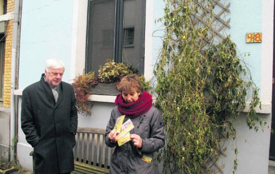 Nora Danko, cordinator van de Antwerpse ecostadsprojecten geeft toelichting bij een Antwerpse geveltuin. Schepen Guy Lauwers luistert aandachtig. dbw