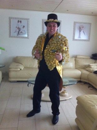 Frans Bauer twittert foto in carnavalspak