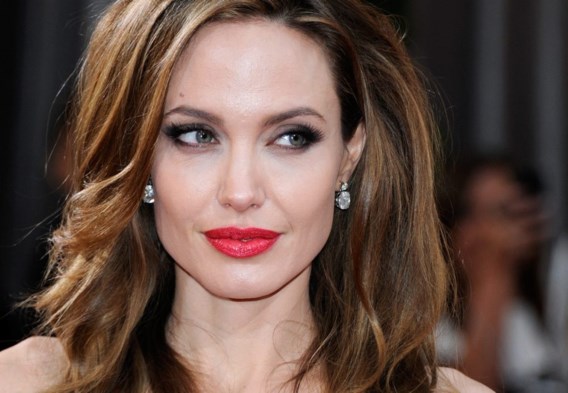 Queen riddert Angelina Jolie