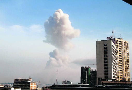 De rookpluim in Brazzaville kon vanuit Kinshasa gezien worden. afp