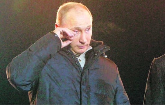 Vladimir Poetin kon gisterenavond zijn tranen niet bedwingen toen hij zijn aanhangers in het centrum van Moskou toesprak. Mikhail Voskresensky/ reuters