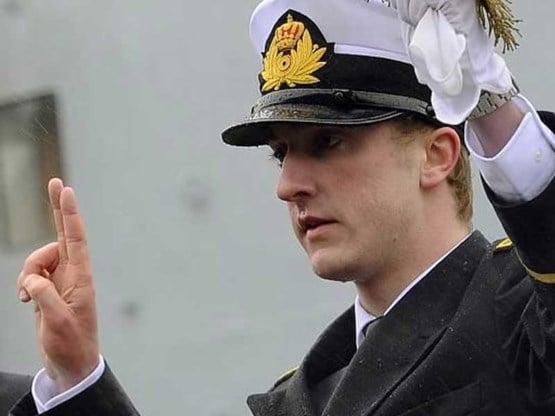Prins Joachim legt eed af als wachtofficier op de brug bij Marine