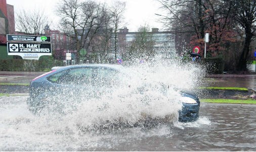 Wateroverlast bij het H. Hart-ziekenhuis in Roeselare.Stefaan Beel