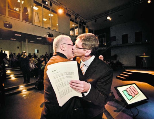 Jean-Marie Dedecker kust Lode Vereeck tijdens de LDD-nieuwjaarsreceptie in 2011, toen LDD een nieuwe invulling kreeg.Jimmy Kets