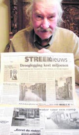 Raymond Heymans met krantenartikels over de waterellende van 1995.sl