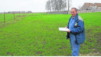 Julien Robeyns koopt een stukje grond (de strook onder de afsluiting, links) terug dat al tot de familie behoorde. vrs