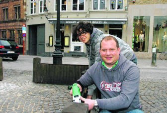 Philippe Le Loup en Hans Carrizo waren gisteren volop hun terras aan het opbouwen. Michel vanneuville