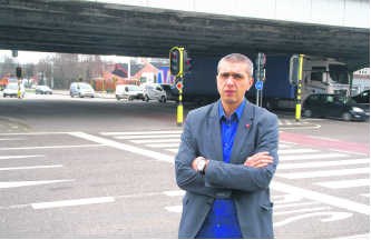 Districtsvoorzitter Johan Peeters aan het omstreden kruispunt. kdb